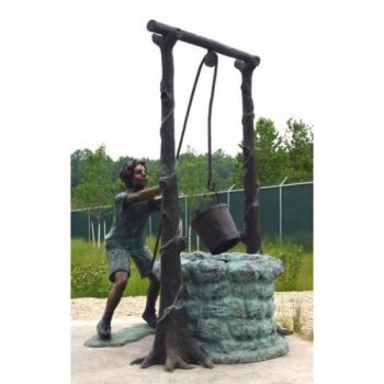 Záhradní bronzová socha - Chlapec táhnoucí vodu ze studny