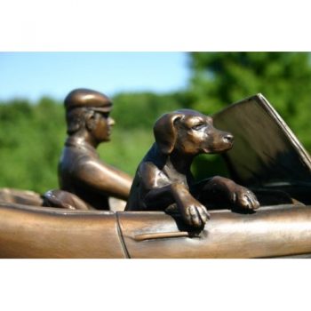 zahradní bronzová socha - Muž řídí Austin Healey 3000 se svým psem
