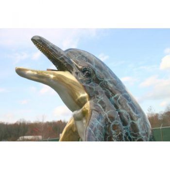 Záhradní bronzová socha - Delfín na vlně (speciální platina)