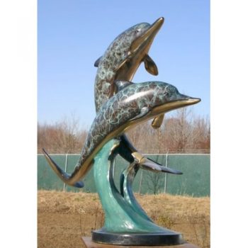 Záhradní bronzová socha - Dva plovouce delfini na mramorovem podstavci