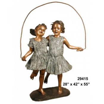 Záhradní bronzová socha - Dve dívky skáčou přes švihadlo