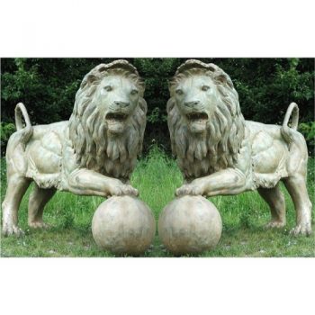 Záhradní bronzová socha - Dvojice stojicich lvu s míčem