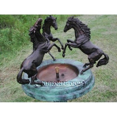Záhradní bronzová socha - Fontana se třema koňmi