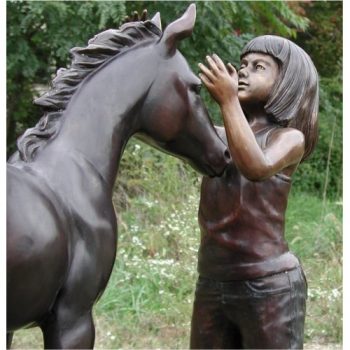Záhradní bronzová socha - Holčička a její poník