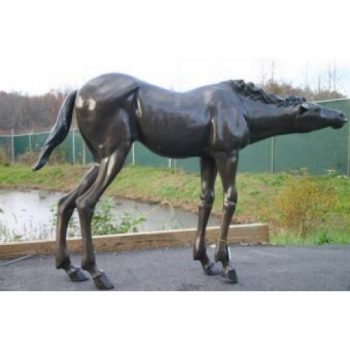 Záhradní bronzová socha - Hříbě pijíci mléko