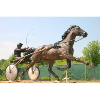 Záhradní bronzová socha - Jazdec na bricce a kun s postrojem