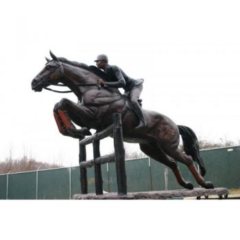 Záhradní bronzová socha - Jazdec na koni preskakujici plot