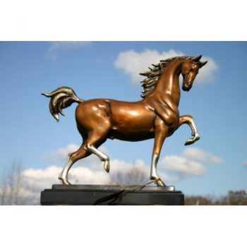 Záhradní bronzová socha - Kun na mramorovem podstavci