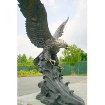 Záhradní bronzová socha - Orel chytajíci rybu