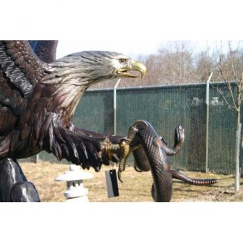 Záhradní bronzová socha - Orel držíci chřestýže