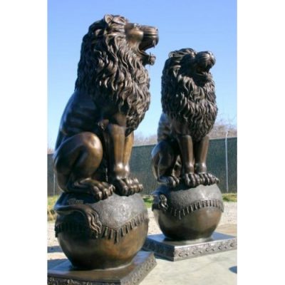 Záhradní bronzová socha - Pár velkých královských lvu
