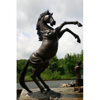 Záhradní bronzová socha - Poskakujic kun