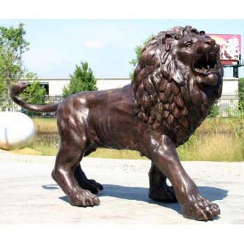 Záhradní bronzová socha - Procházejíci se lev