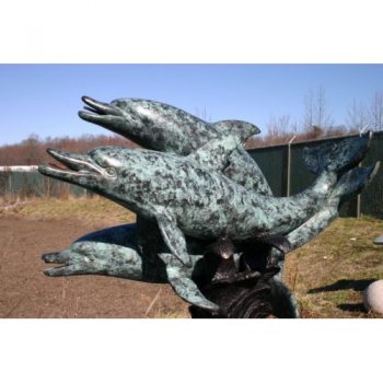Záhradní bronzová socha - Tri delfini-plovouci-na-koralovem-utesu