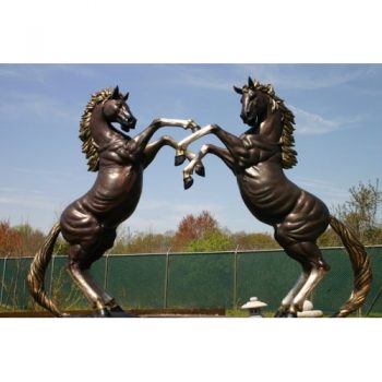 Záhradní bronzová socha - Vzpínajíci se pár koní