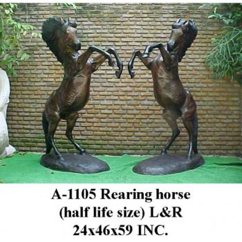 Záhradní bronzová socha - Vzpirajici se par bojovych koni (polovicna velikost)