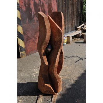 Zahradní dřevěná skulptura -Kamenná srdce