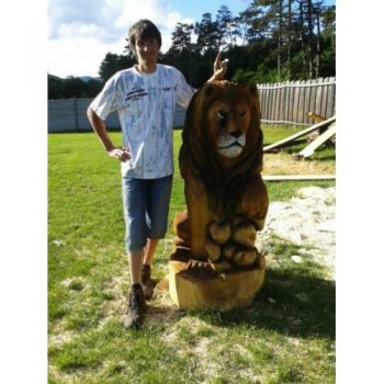 Dřevěný sedící lev