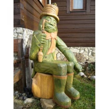 Zahradní dřevěná socha - Sedící vodník se žábou na klobouku