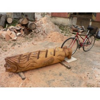 Zahradní dřevěná socha - Dřevěný stojan na kola