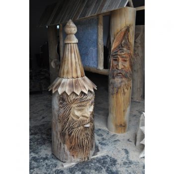 Zahradní dřevěná socha - Špalek s kuželovou šindelovou stříškou
