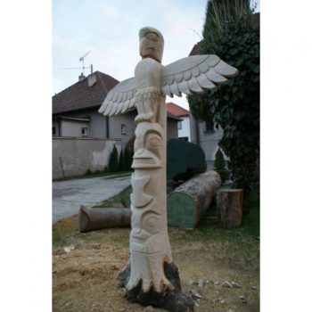 Zahradní dřevěná socha -Vysoký dřevěný totem