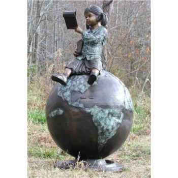Dívka sedící na zeměkouli