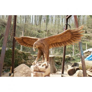 Zahradní dřevěná socha - Dřevěný orel s roztaženými křídly