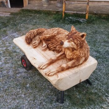 Ležící vlk - dřevěná socha