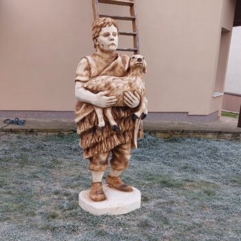 Pastýř s ovcí - dřevěná socha