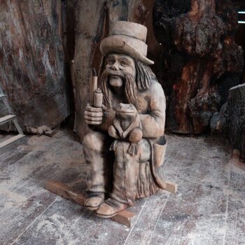 Sedící vodník s fajkou a žábou