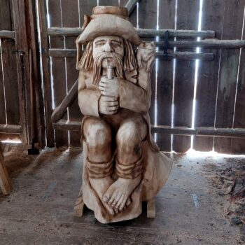 Sedící vodník se žábou na rameni