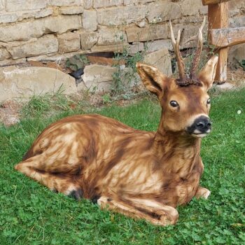 Dřevěná ležící srnka