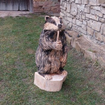 Dřevěný jezevec s dýmkou