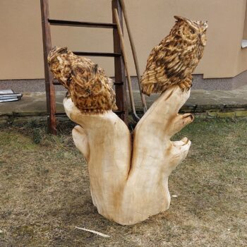 Sovy na pařezu - dřevěná socha