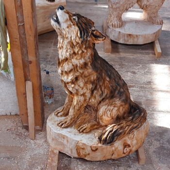 Vyjící vlk - dřevěná socha